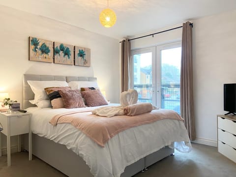 BEST PRICE! LARGE SPACIOUS 2 BED APARTMENT - King Size or Single Beds, Sofabeds, Smart TVs, FREE PARKING, SLEEPS UP to 7 Guests Apartment in Southampton
