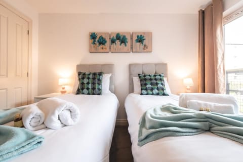 BEST PRICE! LARGE SPACIOUS 2 BED APARTMENT - King Size or Single Beds, Sofabeds, Smart TVs, FREE PARKING, SLEEPS UP to 7 Guests Apartment in Southampton