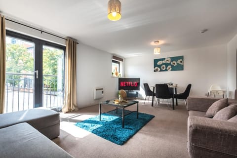 BEST PRICE! LARGE SPACIOUS 2 BED APARTMENT - King Size or Single Beds, Sofabeds, Smart TVs, FREE PARKING, SLEEPS UP to 7 Guests Apartment in Southampton