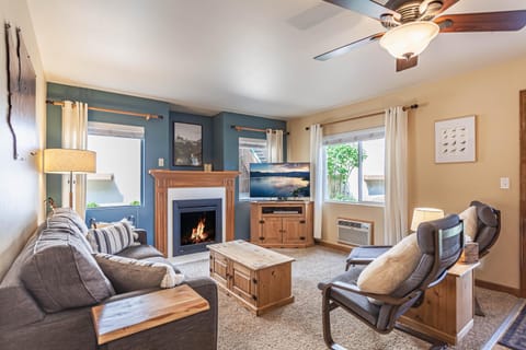 TV and multimedia, Living room, Seating area, fireplace