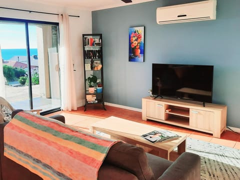 TV and multimedia, Living room, Seating area, air conditioner