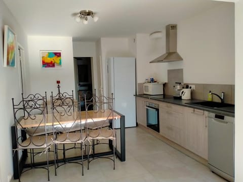 Kitchen or kitchenette, Dining area, Communal kitchen