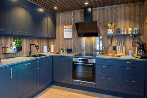 Coffee/tea facilities, Kitchen or kitchenette, dishwasher, microwave, oven, stove, toaster