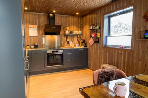 Coffee/tea facilities, Kitchen or kitchenette, Dining area, dishwasher, stove