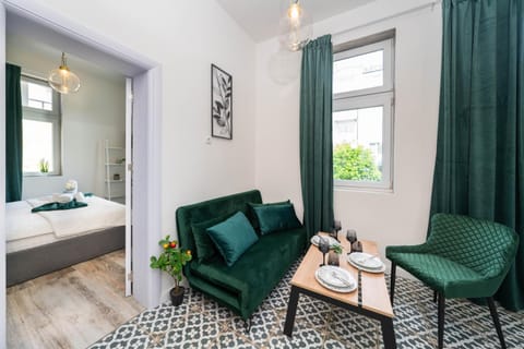 Bed, Photo of the whole room, Seating area, Bedroom, towels