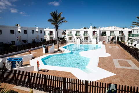 Balcony/Terrace, Pool view, Swimming pool, sunbed