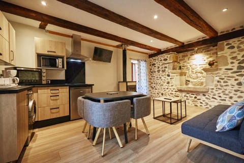 TV and multimedia, Coffee/tea facilities, Kitchen or kitchenette, Living room, Seating area, Dining area, oven, pet friendly, stove, toaster