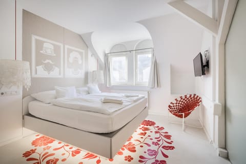 Bed, TV and multimedia, Bedroom
