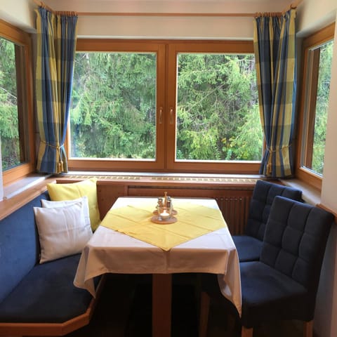 Seating area, Dining area