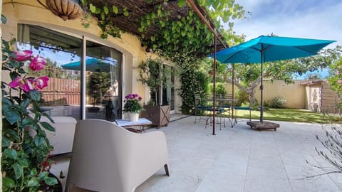 Property building, Patio, Garden, Balcony/Terrace, Dining area