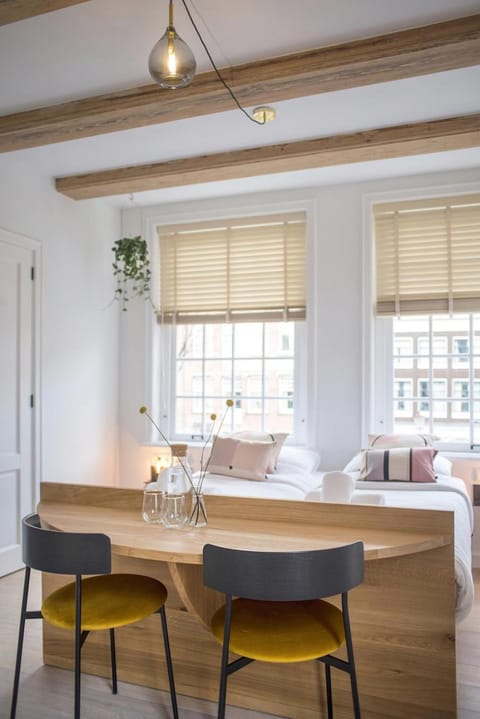 Bed, Seating area, Bedroom