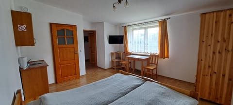 Bed, TV and multimedia, Kitchen or kitchenette, Bedroom, wardrobe
