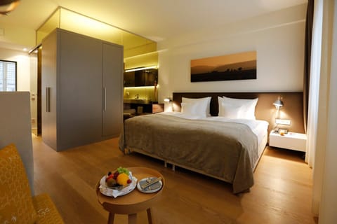 Photo of the whole room, Food