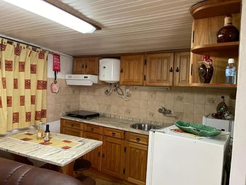 Kitchen or kitchenette, minibar, stove