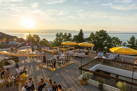 Restaurant/places to eat, BBQ facilities, Lake view