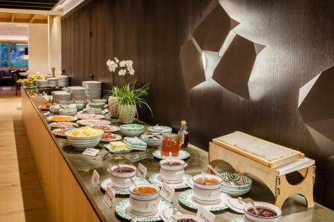 Restaurant/places to eat, Buffet breakfast