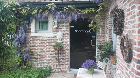 SHAMBALLA logies nieuw en zeer verzorgd appartement met voortuin en terras Apartment in Flanders