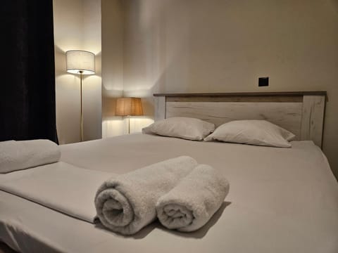 Bedroom, towels