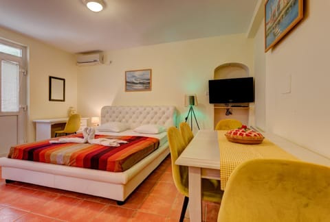 TV and multimedia, Seating area, Bedroom