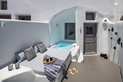 Property building, Garden, Hot Tub, Pool view