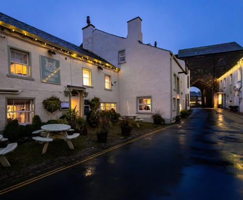 Property building, Restaurant/places to eat, Breakfast