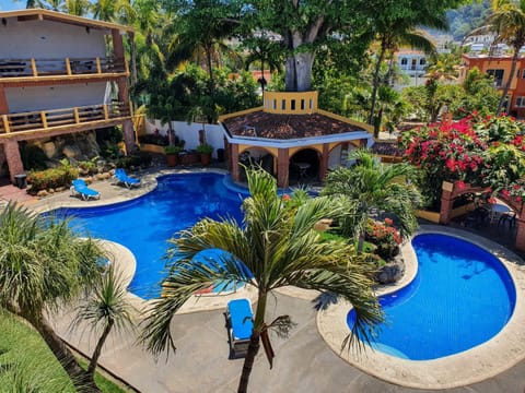 Swimming pool, sunbed