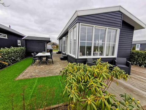 Property building, Day, Garden, Balcony/Terrace