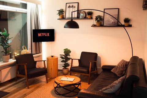 Communal lounge/ TV room, TV and multimedia, Living room, Seating area, Evening entertainment