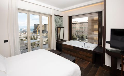Hot Tub, TV and multimedia, City view, Landmark view
