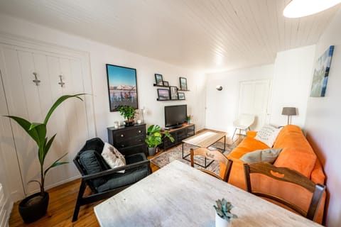 Communal lounge/ TV room, Living room, Seating area