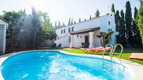 Property building, Day, Garden, Pool view