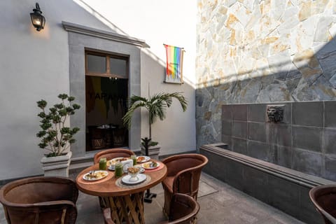 Patio, Restaurant/places to eat, Day, Dining area