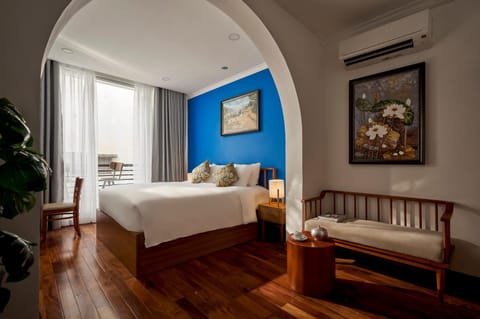 Bed, TV and multimedia, Living room, Photo of the whole room, Seating area, Bedroom