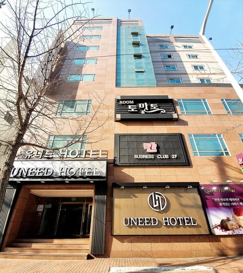 Facade/entrance