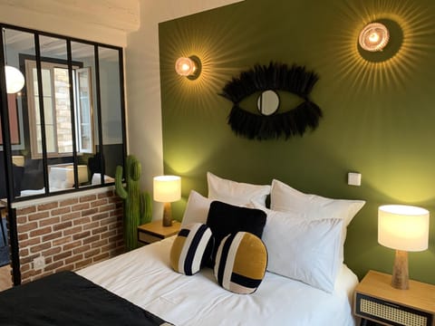 Photo of the whole room, Bedroom