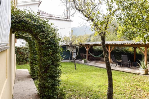 Patio, Day, Garden