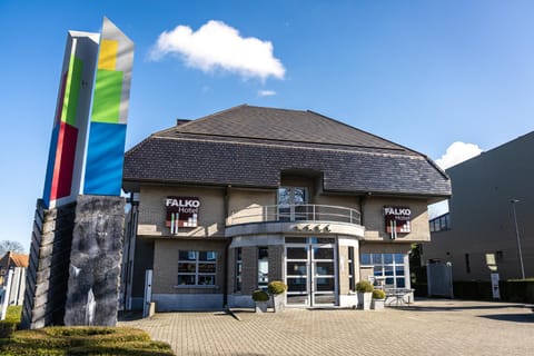 Property building, Facade/entrance, Day