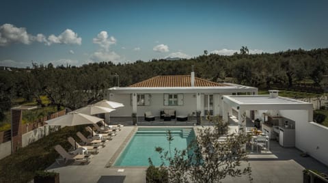 Property building, Day, Pool view, Swimming pool, sunbed