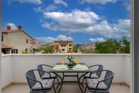 Balcony/Terrace, Food and drinks