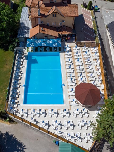 Property building, Day, Bird's eye view, Pool view, Swimming pool, sunbed