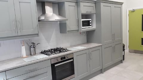 Coffee/tea facilities, Kitchen or kitchenette, Communal kitchen, dishwasher, minibar, pet friendly, stove, toaster