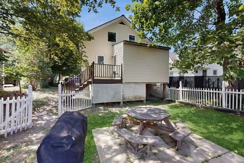Property building, Patio, Day, Garden