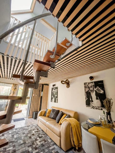 Facade/entrance, Living room, Photo of the whole room, Dining area