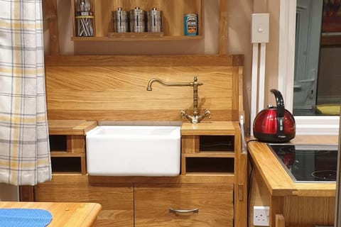 Riverside Cabin - Sleeps 2 - HotTub - Parking Cabin in Wales