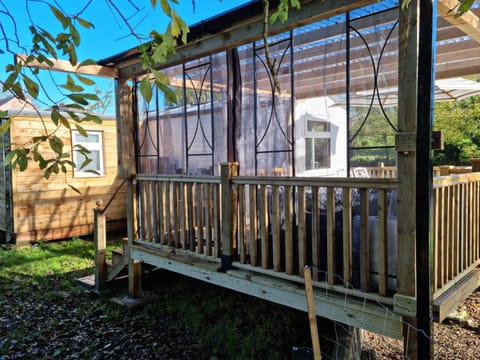 Riverside Cabin - Sleeps 2 - HotTub - Parking Cabin in Wales