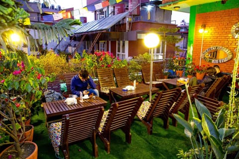 Restaurant/places to eat, People, Garden
