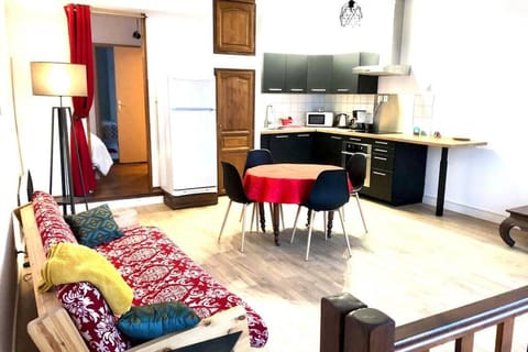 Kitchen or kitchenette, Living room, Seating area, Dining area