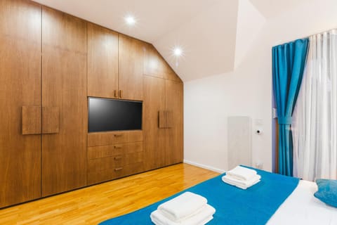 Bed, TV and multimedia, Photo of the whole room, Bedroom