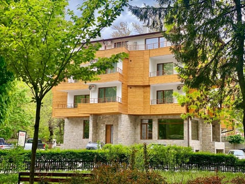 Nearby landmark, Garden, Seating area, internet