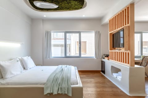 Bed, TV and multimedia, Photo of the whole room, Decorative detail, Bedroom, towels